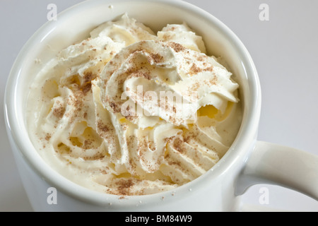 Cappuccino caffè cremoso top in un mezzo bianca mug Foto Stock