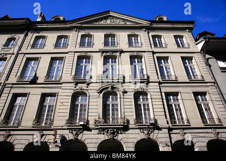 Gli edifici storici di Kramgasse su un sito patrimonio mondiale dell'UNESCO a Berna la città capitale della Svizzera Oberland county Foto Stock