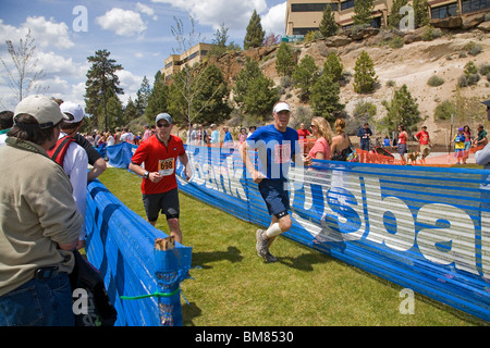 I corridori prendere parte al palo pala pedale evento sportivo svoltosi a Bend, Oregon Foto Stock