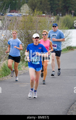 I corridori prendere parte al palo pala pedale evento sportivo svoltosi a Bend, Oregon Foto Stock