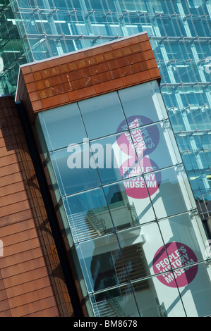 I popoli del Museo di Storia contro lo sfondo della giustizia civile Center,Spinningfields,Manchester, UK. Foto Stock