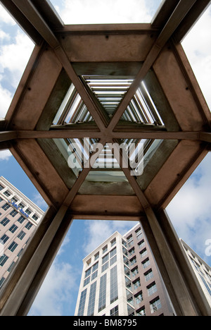 Guardando verso l'alto da sotto l'acciaio inox e vetro Orlando Torre progettata da Ed Carpenter nel centro di Orlando, Florida, Stati Uniti d'America Foto Stock