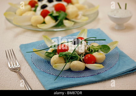 Insalata di patate con formaggio blu. Ricetta disponibile. Foto Stock