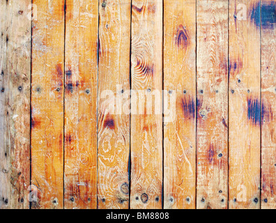Una parete ricoperta con il vecchio graffiato wooned boards Foto Stock