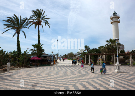 Faro e il lungomare. Torre del Mar. Costa del Sol. Provincia di Malaga. Andalusia. Spagna. Europa Foto Stock
