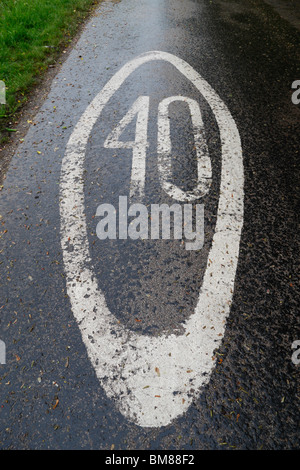 40 allungato mph limite velocità di marcatura su una strada vicino a Wendover, in The Chiltern Hills, Buckinghamshire, UK. Foto Stock