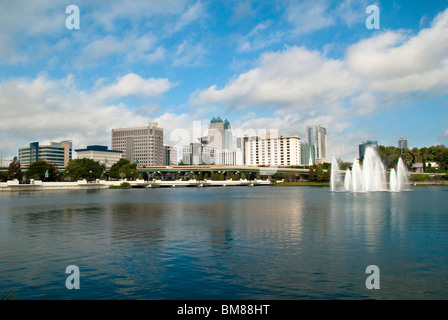 Il centro città e il Lago di Lucerna a Orlando, Florida, Stati Uniti d'America Foto Stock