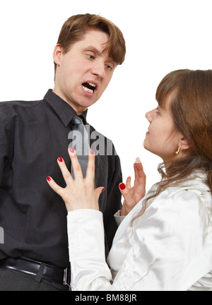 L'uomo terribilmente grida al giovane donna è isolato su sfondo bianco Foto Stock