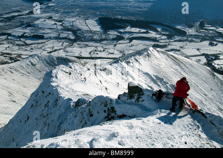 Sulla Hall ha caduto il crinale di monte Blencathra in inverno, Lake District, Cumbria, England, Regno Unito Foto Stock