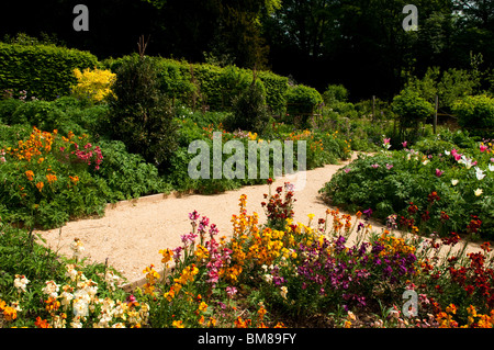Display a colori dei fiori di primavera nel giardino di exedra a Painswick Giardino rococò in Cotswolds, Regno Unito Foto Stock