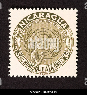 Francobollo dal Nicaragua raffigurante uno scultore e l'emblema delle Nazioni Unite, rilasciati in onore delle Nazioni Unite. Foto Stock