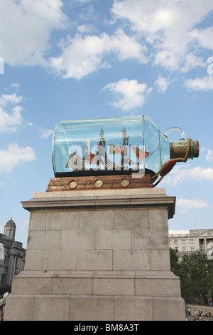 Chiusura del quarto zoccolo a Trafalgar Square che mostra il nuovo "Nelson della nave in una bottiglia' installazione Foto Stock