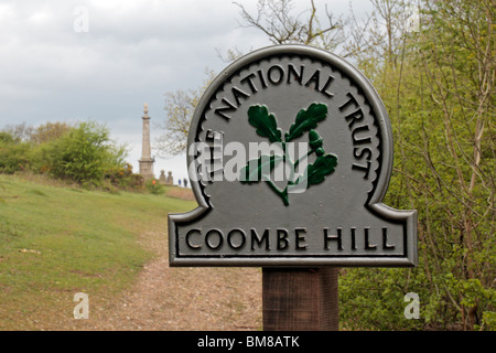 Il National Trust firmare all'entrata Coombe Hill NT proprietà con Coombe Hill monumento dietro. (IMPT: vedere note) Maggio 2010 Foto Stock