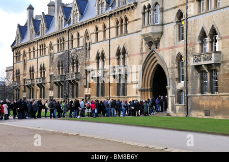 I turisti in coda al di fuori del Christ Church College di Oxford, Inghilterra. Foto Stock