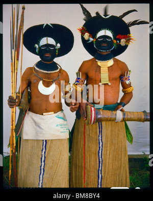 Levi e Kinip, uomini di Enga provincia, Papua Nuova Guinea indossando il tradizionale abito tribale Foto Stock