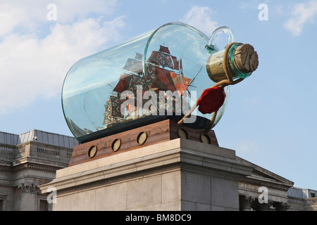 Chiusura del quarto zoccolo a Trafalgar Square che mostra il nuovo "Nelson della nave in una bottiglia' installazione Foto Stock