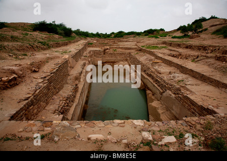 Dholavira sofisticati serbatoio acqua in un sito di scavi della antica città della civiltà Harappa, Gujarat, India Foto Stock