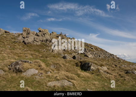 La Gente seduta sul vertice del Pan di Zucchero, le montagne nere, Wales, Regno Unito, Europa Foto Stock