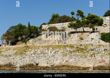 Lucertole da mare e persone che passeggiano in Adriatico spot vacanze in Croazia Foto Stock