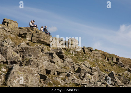 La Gente seduta sul vertice del Pan di Zucchero, le montagne nere, Wales, Regno Unito, Europa Foto Stock