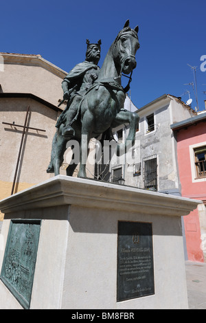 Statua equestre di Alfonso VIII (1155-12-14) nella città vecchia, Cuenca, Castilla la Mancha, in Spagna Foto Stock