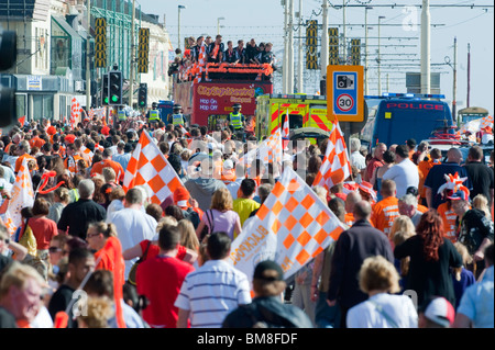 Blackpool Football Club parade attraverso la città per festeggiare la promozione in Premier League 24.05.10 Foto Stock