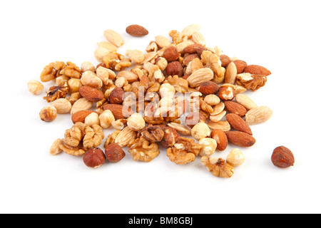 Pila di greggio dadi misti isolati su sfondo bianco Foto Stock