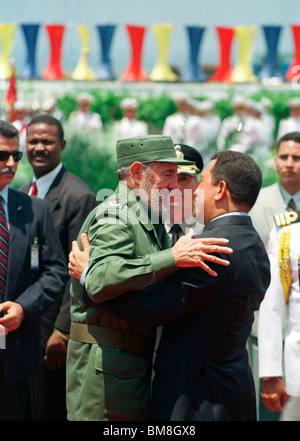 Venezuela del Presidente Hugo Chavez, destra, abbraccia Cuba il Presidente Fidel Castro a Caracas Simon Bolivar Aeroporto Internazionale Foto Stock