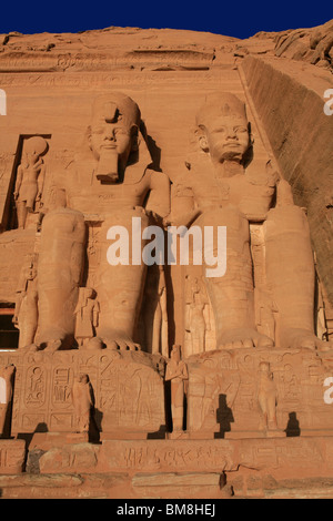 Il Tempio del XIX dinastia faraone egiziano Ramesse II ad Abu Simbel Egitto Foto Stock