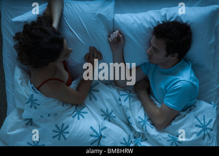 Giovane giacente insieme nel letto, guardare della donna uomo dorme Foto Stock