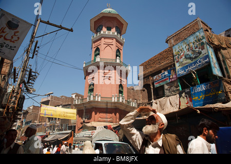 Una scena di strada (vita quotidiana) con persone e una moschea nella città di Peshawar, Pakistan. Foto Stock