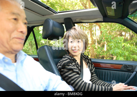 Senior l uomo e la donna matura in auto Foto Stock