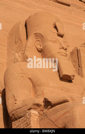 Statua di Ramesse II presso il grande tempio di Abu Simbel Egitto Foto Stock