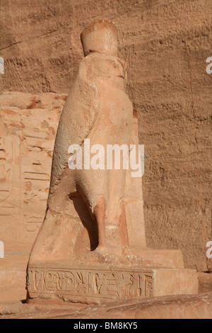 Statua di Horus presso il Tempio di Ramesse II ad Abu Simbel Egitto Foto Stock