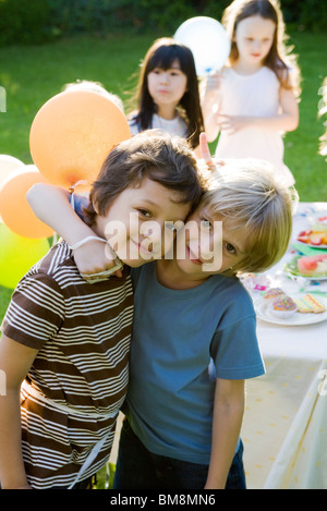 Giovani amici insieme alla parte esterna, ritratto Foto Stock