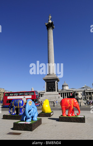 Elephant Parade London 2010 sculture in aiuto della conservazione degli elefanti a Trafalgar Square, Londra Inghilterra REGNO UNITO Foto Stock