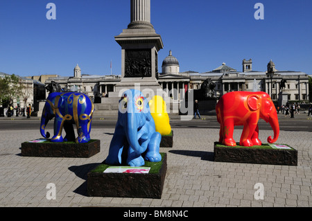 Elephant Parade London 2010 sculture in aiuto della conservazione degli elefanti a Trafalgar Square, Londra Inghilterra REGNO UNITO Foto Stock