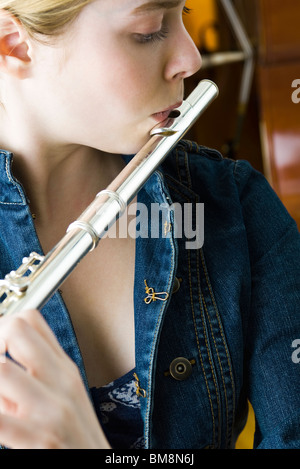Flautista pratica Foto Stock