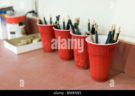 Artisti disegno matite organizzati in tazze Foto Stock