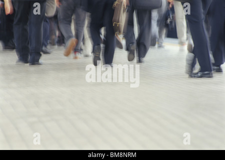 La gente di affari a piedi giù per la strada moto sfocata spazio copia Foto Stock
