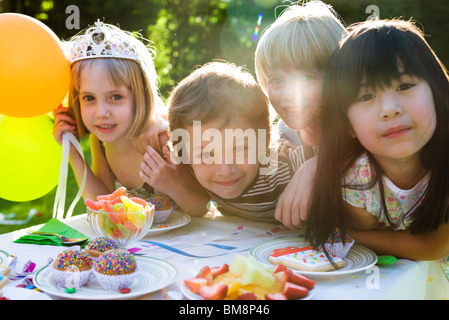 I bambini alla festa di compleanno Foto Stock