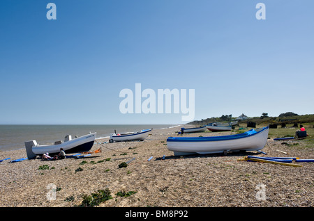 Barche da pesca spiaggiata sulla spiaggia di Sizewell nel Suffolk. Foto di Gordon Scammell Foto Stock