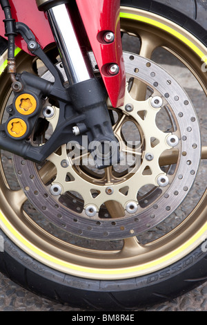 Moto fino in prossimità del disco del freno anteriore su una moto Foto Stock