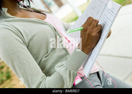 Studente iscritto nel notebook, ritagliato Foto Stock