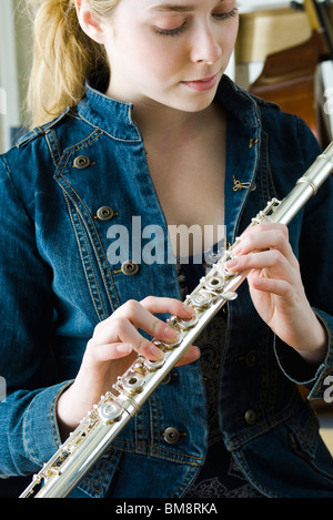Giovane donna holding flauto Foto Stock