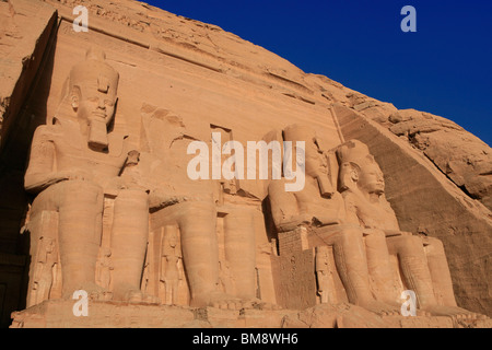 Il Tempio del XIX dinastia faraone egiziano Ramesse II ad Abu Simbel Egitto Foto Stock