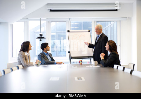 La gente di affari in office meeting con lavagna a fogli mobili Foto Stock