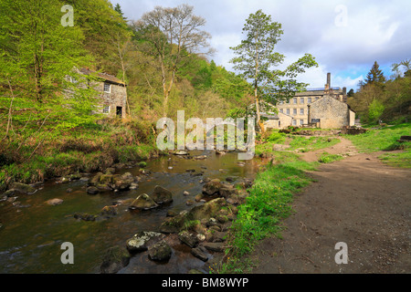 Gibson Mill da Hebden acqua in Hardcastle Crags, Hebden Dale vicino a Hebden Bridge, West Yorkshire, Inghilterra, Regno Unito. Foto Stock