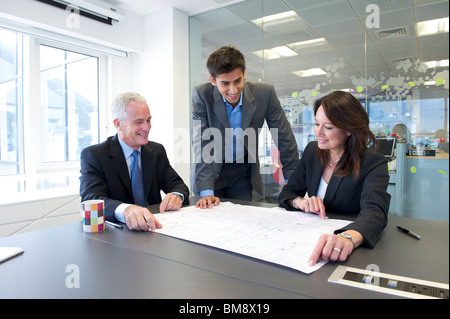 Incontro di lavoro con piani Foto Stock