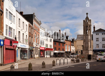 Regno Unito, Cornwall, Launceston, Piazza del Mercato, negozi di fronte Memoriale di guerra Foto Stock